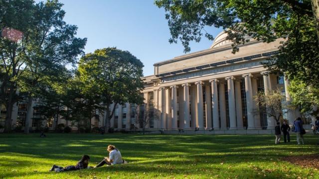 <b>Celebrul institut de tehnologie MIT oprește colaborarea cu Huawei și ZTE; Renunță și la echipamentele telecom puse la dispoziție de către chinezi</b>Problemele continuă pentru companiile chineze în SUA, cel mai proaspăt exemplu fiind anunțul celebrului institut de tehnologie MIT din Massachusetts care oprește colaborarea atât cu Huawei, cât și ZTE. Motivul este pus pe seama 