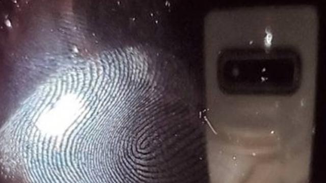 <b>Cititorul de amprente ultrasonic din ecranul lui Galaxy S10+ este păcălit ușor de către hackeri; Iată cum au reușit</b>Am văzut de nenumărate ori în trecut cum soluțiile de autentificare facială au fost păcălite ușor de către hackeri, iar acum descoperim că nici autentificarea pe baza unei amprente nu este pe atât de sigură precum se credea
