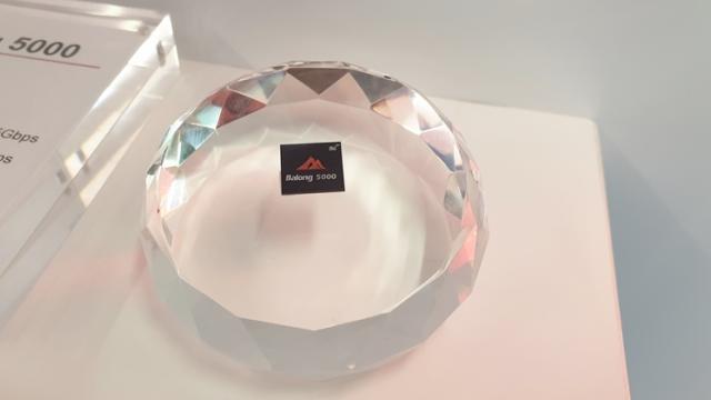 <b>Ironia sorții, salvarea ar putea veni din China! Huawei ar dori să vândă modemuri 5G vesticilor, dar doar pentru Apple</b>Scriam recent că Apple ar putea rămâne fără 5G în viitorul apropiat, Qualcomm şi Samsung respingând ofertele sale pentru cipuri 5G. E drept că Apple începuse să îşi proiecteze singură modemurile, dar mai durează până ce acestea 