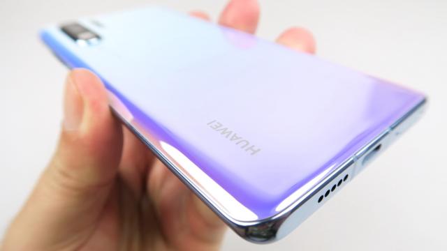 <b>În cât timp se încarcă bateria lui Huawei P30 Pro; Am măsurat timpul segmentat pe 5, 15, 30 de minute, respectiv încărcarea 100%</b>Sunt deja ani buni de când avem „fast charge”, „quick charge”, „dash charge” și tot felul de tehnologii asemănătoare de încărcare rapidă a telefoanelor, unele dezvoltate de producătorii de cipseturi, altele de producătorii de telefoane