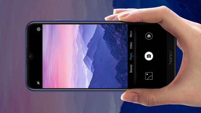 <b>Honor 8A Pro devine oficial: telefon accesibil cu procesor Helio P35, ecran de 6.1 inch</b>Huawei a prezentat modelul Honor 8A la început de an, iar acum vine şi cu modelul Honor 8A Pro. Terminalul a devenit oficial în Rusia în ultimele 24 de ore şi păstrează acelaşi ecran de 6.1 inch ca şi varianta standard