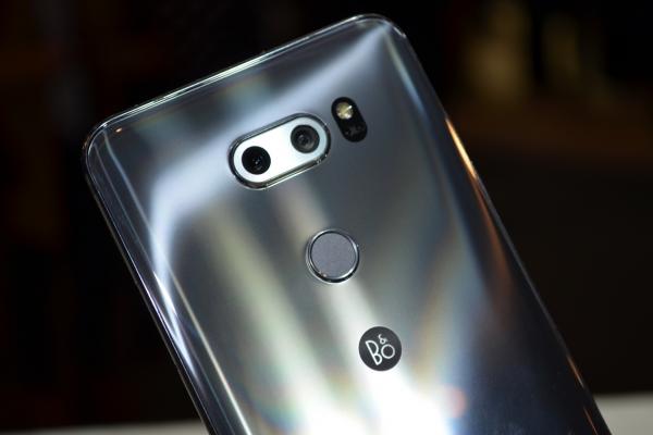 MWC 2018: LG V30S ThinQ hands-on review - cu mâna pe exponentul lucios al AI-ului LG (Video)