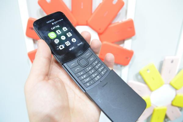 MWC 2018: Nokia 8110 4G - prezentare de feature phone "banana din Matrix", pus la curent cu cerinţele moderne (Video)