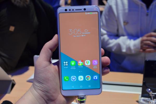 MWC 2018: ASUS ZenFone 5 Lite prezentare hands-on - telefon midrange în piele de high-end (Video)