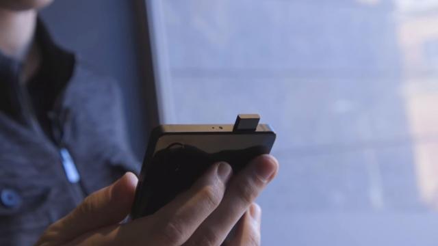 <b>MWC 2018: Vivo APEX primeşte un hands on în Barcelona - telefon cu ecran edge to edge cu scanner de amprente inclus, camera retractabila</b>Am tot scris despre Vivo APEX în ultima vreme pentru că ne intriga. Este un telefon prototip, un concept phone dacă vreţi, prezentat la MWC 2018, în Barcelona. Iese în evidenţă faţa de toate celelalte telefoane prin faptul că are scanner de amprente în..