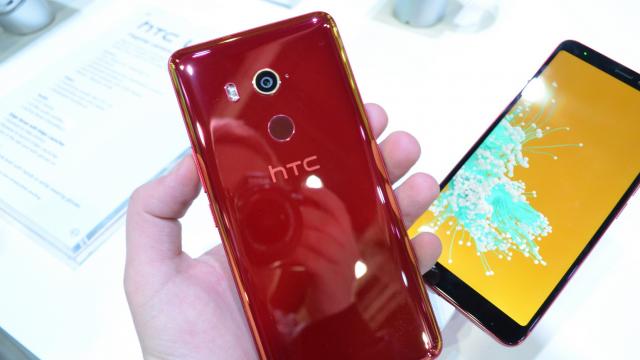 <b>MWC 2018: HTC U11 EyeS prezentare hands-on - midrange XXL, care îţi face selfie-uri Bokeh cu cameră duală (Video)</b>Chiar dacă HTC nu a avut vreo lansare în cadrul MWC 2018, măcar a adus la nivel internaţional telefonul sau axat pe selfie-uri, HTC U11 EyeS. Acesta fusese anunţat în ianuarie, pentru început doar în China. Avem de-a face cu un phablet cu dotări midrange,