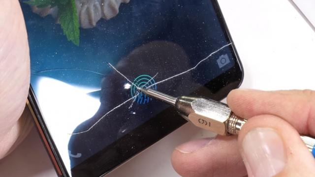 <b>JerryRigEverything zgârie ecranul cu scanner de amprente de pe Vivo X20 Plus UD; Aflăm dacă mai funcţionează după (Video)</b>Compania chineză Vivo a pornit cu dreptul anul 2018, asta pentru că a fost prima companie de pe piață ce a prezentat un smartphone comercial care se livrează cu scanner de amprente integrat în ecran. Dispozitivul se numește X20 Plus UD