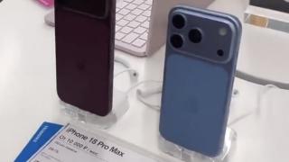 iPhone 18 Pro și Pro Max - presupuse telefoane reale - apar într-un nou leak video, cu Dark Cherry și Blue înaintea lansării