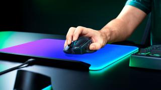 Când 14 comenzi nu sunt suficiente, mai pui și un dock de 70 de euro; Razer Basilisk V4 Pro ajunge la aproape 250 de euro cu încărcare wireless