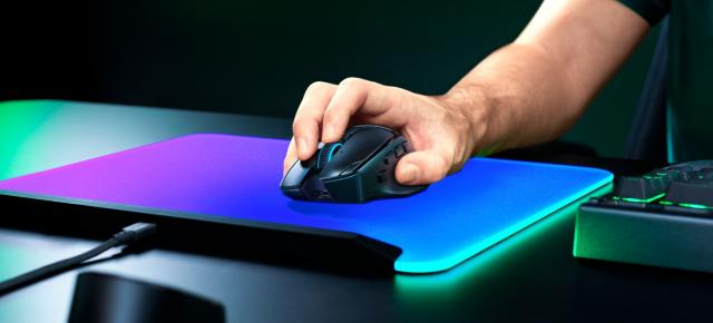 Când 14 comenzi nu sunt suficiente, mai pui și un dock de 70 de euro; Razer Basilisk V4 Pro ajunge la aproape 250 de euro cu încărcare wireless