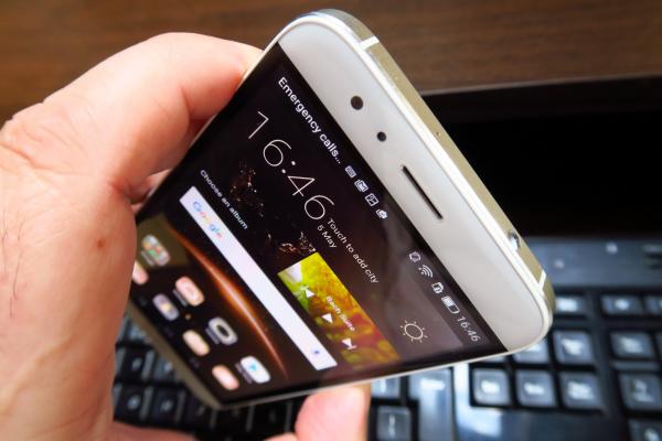 Huawei G8: Display 2.5D doar cu nota de trecere la luminozitate