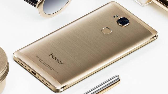 <b>Huawei Honor 6X şi-ar fi făcut apariţia online, în baza de date a unei autorităţi chineze</b>Smartphone-ul Huawei Honor 6X își face astăzi apariția în baza de date a unei autorități din China, telefon ce ne va oferi un pachet dotări mid-range, dar și un display de 5.5 inch. Printre specificațiile sale vom regăsi un procesor octa-core HiSilicon 
