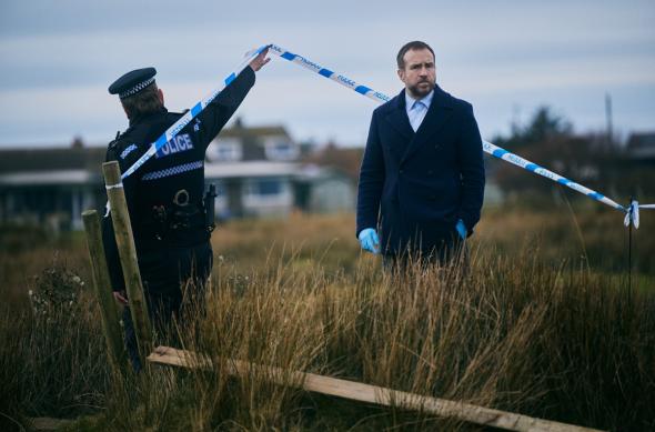 Under Salt Marsh - Serial SkyShowtime: SkyShowtime_Under Salt Marsh 6.jpg