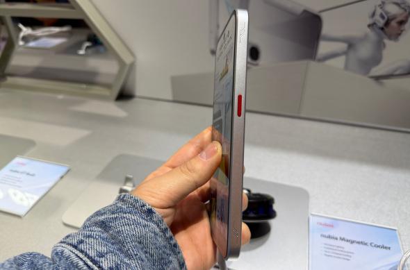 Nubia Neo 5 GT - Fotografii hands-on MWC: Nubia_ (4).jpg