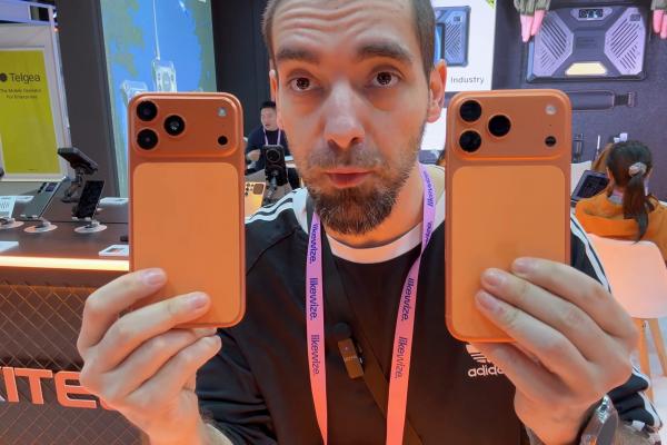 MWC 2026: Ce telefoane clonate după iPhone 17 Pro Max am văzut în Barcelona - standul Oukitel