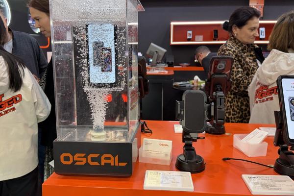 MWC 2026: Standul celor de la OSCAL include smartphone-uri robuste, stații de alimentare și chiar videoproiectoare (Video)