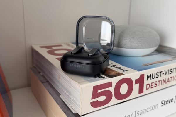 Samsung Galaxy Buds4 Pro review: căștile care vor să te țină în ecosistemul Galaxy, dar și în muzică (video)
