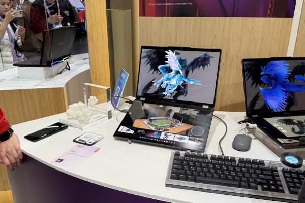 MWC 2026: La ce ai folosi două ecrane 3D pe un laptop? Lenovo Yoga Book 3D Concept hands on (Video)