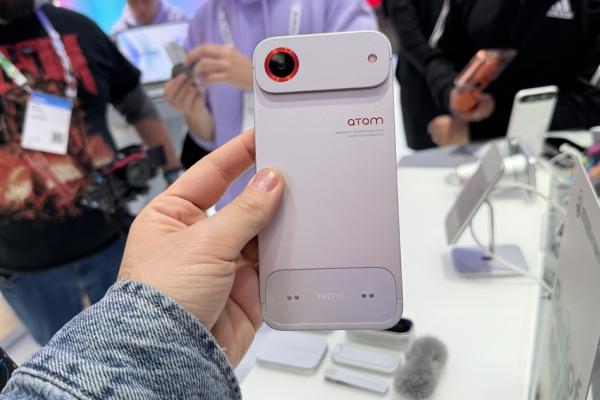 MWC 2026: Tecno Atom este un telefon modular pe care am pus mâna, dar am găsit o problemă...