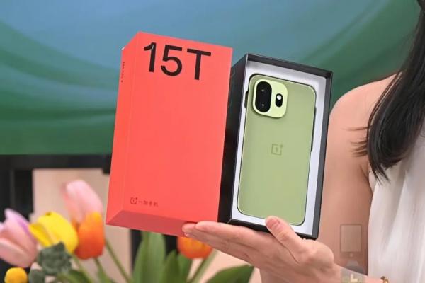 OnePlus 15T apare pentru prima dată în imagini hands-on! E compact, vine în 3 nuanțe și are baterie de 7500 mAh
