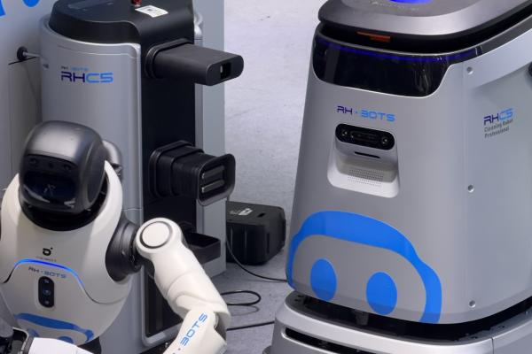 MWC 2026: Am fost foarte aproape de un robot Agibot la standul companiei