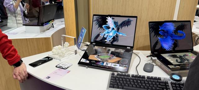 MWC 2026: La ce ai folosi două ecrane 3D pe un laptop? Lenovo Yoga Book 3D Concept hands on (Video)
