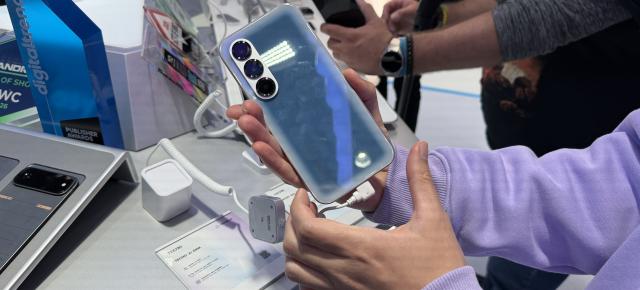 MWC 2026: Telefonul ăsta îşi schimbă culoarea după hainele tale - Tecno AI E-Ink