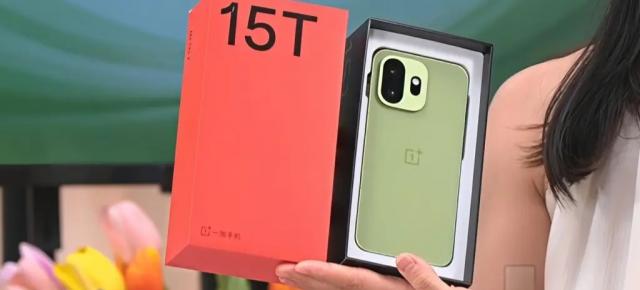 OnePlus 15T apare pentru prima dată în imagini hands-on! E compact, vine în 3 nuanțe și are baterie de 7500 mAh