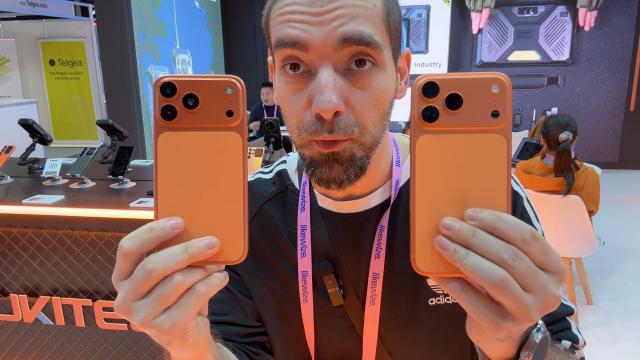 <b>MWC 2026: Ce telefoane clonate după iPhone 17 Pro Max am văzut în Barcelona - standul Oukitel</b>La MWC 2026 am observat un trend curios: tot mai multe telefoane par inspirate direct de iPhone 17 Pro Max. De la Oukitel la Fossibot și de la DOOGEE la Oscal și Ulefone, designul celebrului model Apple apare peste tot. Totuși, Oukitel pare să dețină