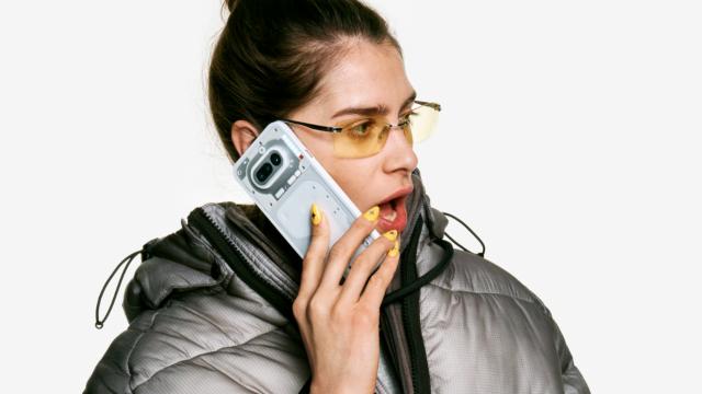 <b>Preț și disponibilitate Nothing Phone (4a) în România</b>Luna martie începe cu noutăți de la Nothing, iar astăzi aruncăm o privire asupra prețurilor practicate local pentru smartphone-ul Nothing Phone (4a), un mid-range interesant, mai colorat de această dată. Avem toate detaliile