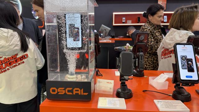 <b>MWC 2026: Standul celor de la OSCAL include smartphone-uri robuste, stații de alimentare și chiar videoproiectoare (Video)</b>Alex a ajuns și la standul celor de la OSCAL organizat în cadrul MWC 2026 din Barcelona. Vorbim despre un sub-brand Blackview de fapt, a căror produse au mai ajuns de-a lungul timpului pe masa noastră de teste (în special tablete). De această dată vedem 