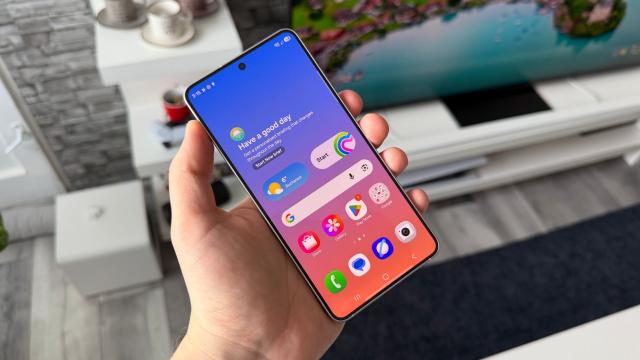 <b>Samsung Galaxy S26: Benchmark-uri cu aşteptări mari, dar throttling inevitabil</b>Samsung a inaugurat procesoarele de 2 nanometri, odată cu lansarea lui Exynos 2600. El apare pentru prima dată pe Galaxy S26 şi S26+ şi este un CPU deca core, adică are 10 nuclee. E vorba despre un nucleu puternic tactat 