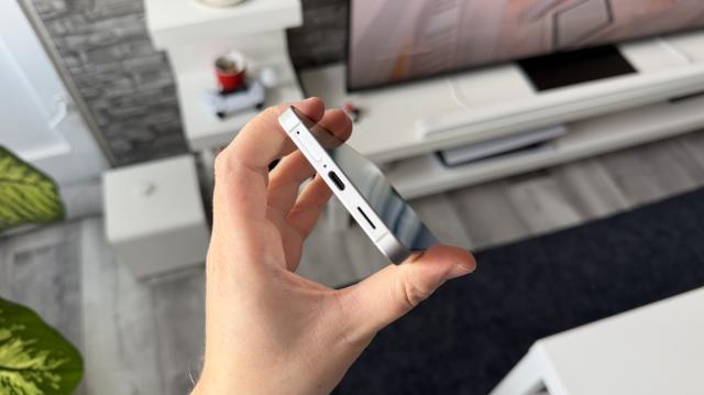 <b>Samsung Galaxy S26: Acustică ce pune accent pe echilibru, sunet bogat și claritate</b>Ne-am obișnuit cu difuzoare stereo pe telefoane, nu doar pe flagship-uri ci și în zona mid-range. Pe Galaxy S26 nu se putea fără un asemenea setup și cuvântul de ordine ar fi echilibru. Am pus telefonul la treabă și avem rezultatele