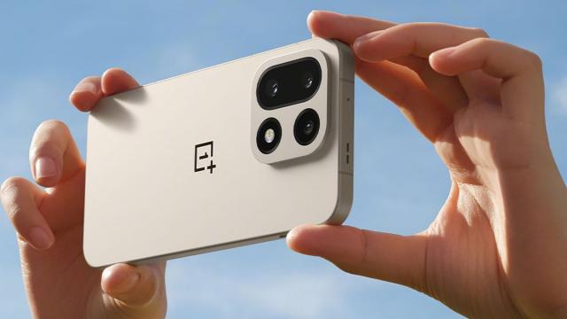 <b>OnePlus 16 ar putea aduce o cameră de 200 MP, dar și o schimbare majoră de strategie pentru companie; Despre ce e vorba?</b>Iată că apar și primele informații cu privire la OnePlus 16, presupusul flagship pregătit de către OnePlus în acest an. Conform zvonurilor, acest model ar putea marca o schimbare importantă de strategie pentru compania chineză. Dacă până acum brandul