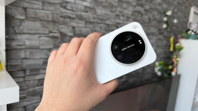 <b>Xiaomi 18 Ultra vine mai devreme? Lansare în decembrie, cu noutăți la cameră</b>În vreme ce culege laurii pentru proaspăt lansatul Xiaomi 17 Ultra, Xiaomi se pregătește de un Xiaomi 18 Ultra lansat mai devreme ca oricând. Ar fi gata de debut prin decembrie 2026 chiar, cu noutăți la cameră. Zvonacul Smart Pikachu, care nu trebuie