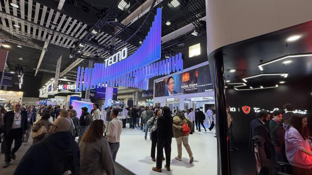 <b>MWC 2026: Telefonul ăsta Tecno te face operă de artă; Iată cum!</b>Standul Tecno de la MWC 2026 era doldora de inovaţie... dar nu neapărat una utilă. Spre exemplu un model co-branduit cu producătorul de cipuri ARM te transformă în timp real în operă de artă. Ce a ieşit... se vede mai jos

