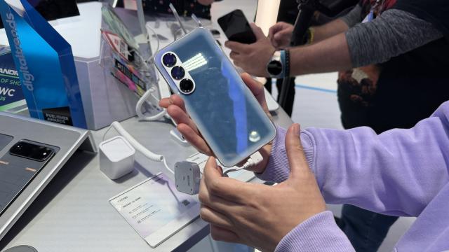 <b>MWC 2026: Telefonul ăsta îşi schimbă culoarea după hainele tale - Tecno AI E-Ink</b>Tot la standul Tecno, la care am petrecut mult timp la MWC 2026 am dat peste telefonul Tecno AI E-Ink. El are un panou E-Ink pe spate, care îşi schimbă culoarea cu o apăsare de buton
