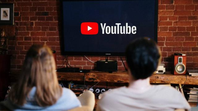 <b>YouTube te enervează pe TV acum cu reclame pe care nu le poți sări</b>YouTube schimbă din nou regulile jocului pentru utilizatorii care urmăresc clipuri pe televizor. Google a confirmat că reclamele de 30 de secunde fără opțiune Skip nu au fost doar un experiment temporar, ci devin un nou format oficial de publicitate