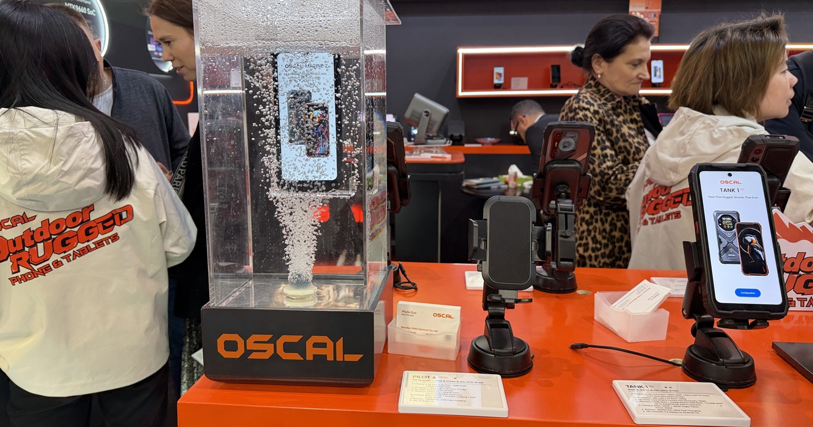 MWC 2026: Standul celor de la OSCAL include smartphone-uri robuste, stații de alimentare și chiar videoproiectoare (Video)