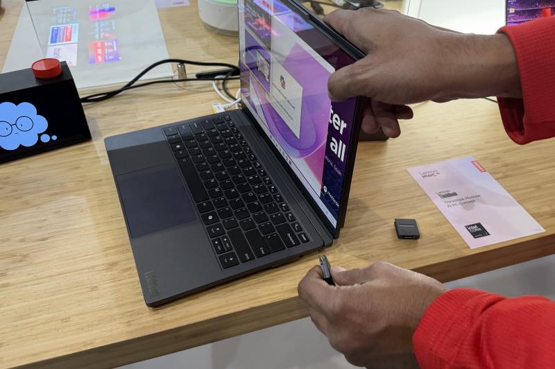 Lenovo ThinkBook Modular AI Concept - Fotografii hands-on MWC 2026: Photo 03.03.2026, 12 33 14.jpg