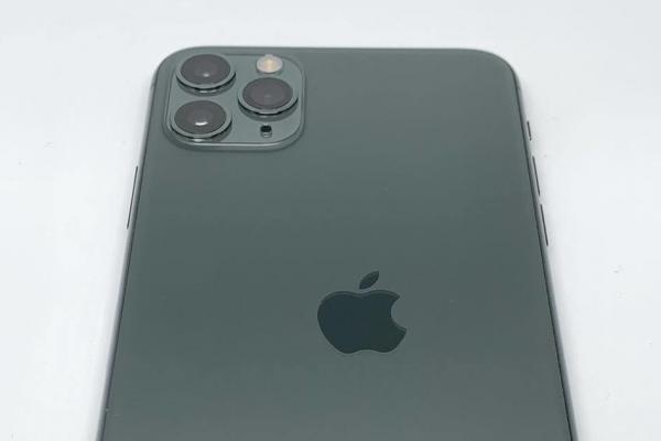Cât costă o greșeală de producție Apple? 2700 dolari - atât a plătit un fan pentru un iPhone 11 Pro cu logo-ul aplicat greșit