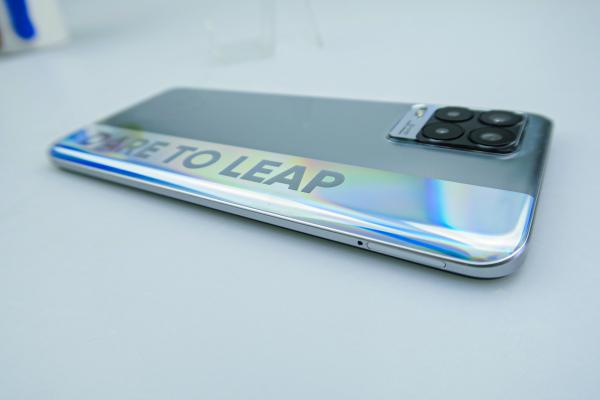 Realme 8: Design Cyber Silver, cu influenţe din lumea auto şi a gaming-ului