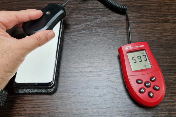 Luminozitate display Realme 8 și ecranul văzut la microscop