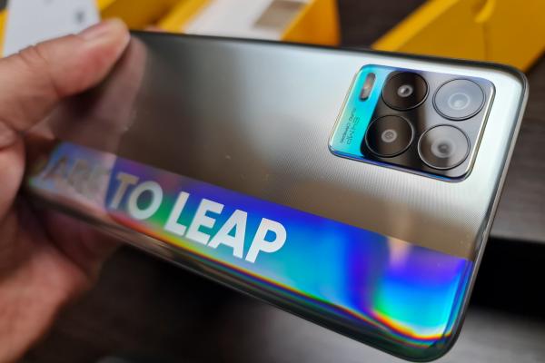 Realme 8 Unboxing: telefon de gaming sub 1000 lei, cu spate Cyber Silver fascinant (Video)
