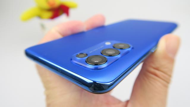 <b>Oppo Reno5 5G: Hardware cu pachet solid midrange</b>Oppo Reno5 5G vine cu dotări excelente pentru un telefon midrange, care îl împing spre zona high midrange. Are procesorul Snapdragon 765G, regăsit şi pe Oppo Reno4 Pro 5G şi inaugurat într-o oarecare măsură de Oppo Reno3 Pro 5G
