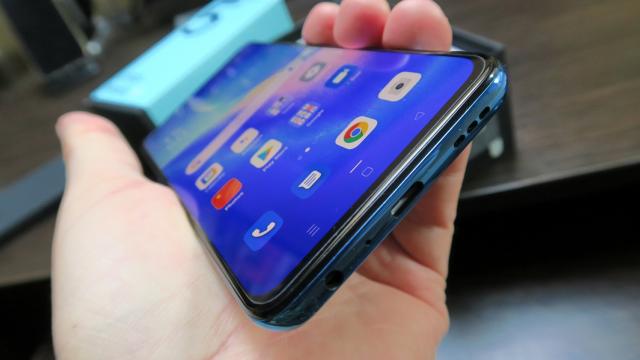 <b>Oppo Reno5 5G: Acustică mono, dar bine echilibrată</b>Oppo Reno5 5G stă bine la acustică la prima vedere, oferind şi jack audio şi căşti la pachet, dar şi un speaker bunicel jos. Din păcate nu avem şi difuzoare stereo, dar hai să vedem ce poate cel singular de la bord. Acesta poate fi tunat din setări