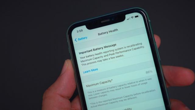 <b>Apple a brevetat un sistem complex care poate determina când se va descărca bateria iPhone-ului</b>Potrivit unui nou brevet, Apple lucrează la o nouă modalitate de afișare a bateriei rămase pentru iPhone-uri. Noua funcție va putea indica cu exactitate când ar trebui să se descarce bateria smartphone-ului bazându-se pe modul de utilizare din trecut
