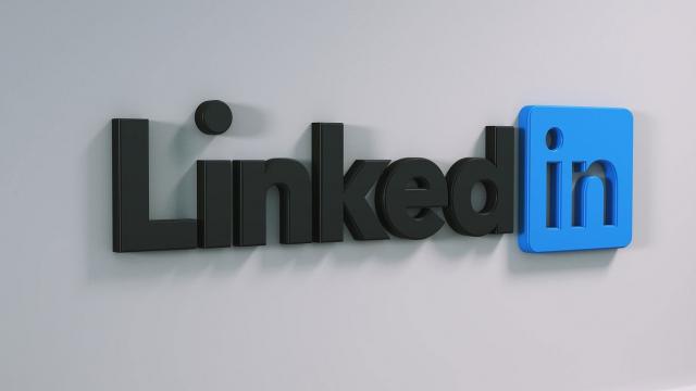 <b>Linkedin este compromis: 500 de milioane de conturi sunt expuse de hackeri, care le-au scos la vânzare datele</b>După ce Facebook ne-a spus în mare că "e problema noastră că am fost hackuiți" şi nu a dorit să dezvăluie utilizatorilor săi dacă se numără printre cele 530 de milioane de conturi compromise, azi aflăm că şi Linkedin
