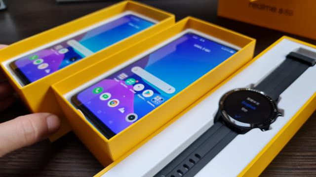 <b>[Update Câștigător] Concurs: Poţi câştiga un telefon Realme 8 şi un ceas Realme Watch S Pro; Iată condiţiile!</b>Dacă tot am scos din cutie telefonul Realme 8, ei bine avem şi o surpriză pentru voi: un concurs. Puteţi câştiga acest smartphone, dar nu singur, ci alături de ceasul Realme Watch S Pro. Telefonul costă 999 lei