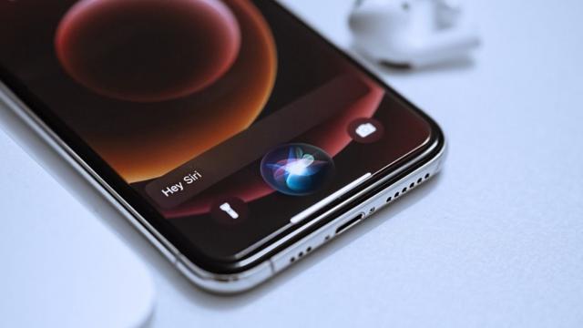 <b>Siri dezvăluie data primului eveniment Apple din acest an! Ar avea loc pe 20 aprilie</b>Ultimul eveniment Apple a avut loc în luna noiembrie a anului trecut, moment în care gigantul a lansat noile MacBook-uri cu procesor M1. Au existat multe zvonuri în trecut conform cărora următorul eveniment se va organiza în martie, însă acest lucru